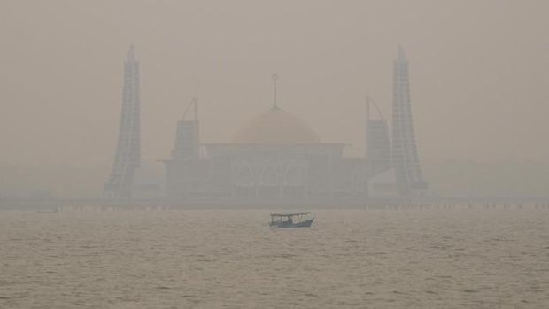 Pemkot Kendari terapkan pembelajaran jarak jauh imbas kabut asap. Pemkot Kendari terapkan pembelajaran jarak jauh imbas kabut asap.