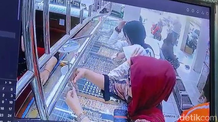 Tangkapan layar CCTV memperlihatkan komplotan terduga pencuri saat beraksi di toko emas kawasan Pasar Sunggingan, Boyolali, Kamis (15/10/2026).