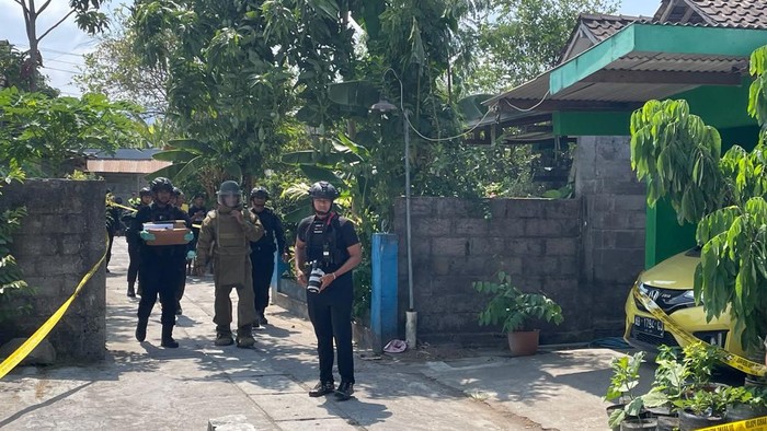 Petugas saat mengamankan granat manggis yang ditemukan di Garjoyo, Imogiri, Bantul., Jumat (16/10)