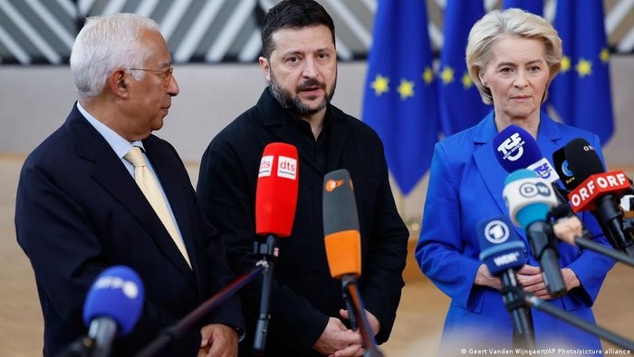 Dari kiri, Presiden Dewan Eropa Antonio Costa, Presiden Ukraina Volodymyr Zelenskyy, dan Presiden Komisi Eropa Ursula von der Leyen berbicara kepada media saat tiba untuk menghadiri KTT Uni Eropa di Brussels, Jumat, 16 Oktober 2026.Foto: Geert Vanden