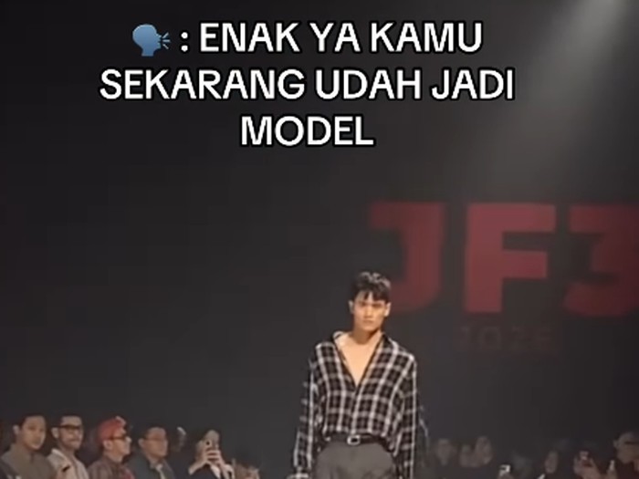 Perjuangan gigih pria dari ojol, sales mall, hingga tidur di masjid demi casting membuahkan hasil. Kini ia sukses jadi model runway yang menginspirasi.