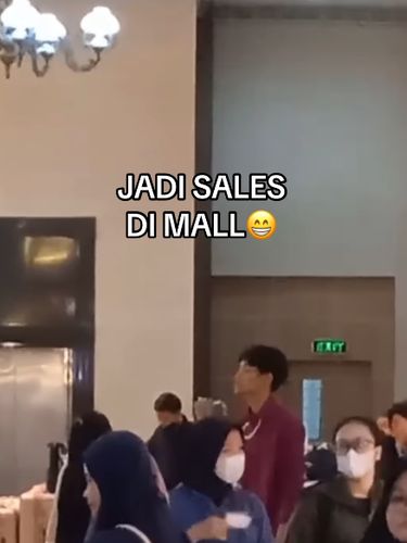 Perjuangan gigih pria dari ojol, sales mall, hingga tidur di masjid demi casting membuahkan hasil. Kini ia sukses jadi model runway yang menginspirasi.