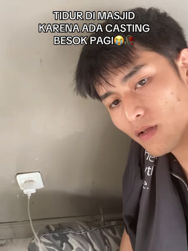 Perjuangan gigih pria dari ojol, sales mall, hingga tidur di masjid demi casting membuahkan hasil. Kini ia sukses jadi model runway yang menginspirasi.