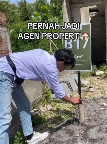 Perjuangan gigih pria dari ojol, sales mall, hingga tidur di masjid demi casting membuahkan hasil. Kini ia sukses jadi model runway yang menginspirasi.
