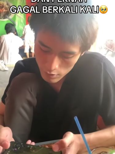 Perjuangan gigih pria dari ojol, sales mall, hingga tidur di masjid demi casting membuahkan hasil. Kini ia sukses jadi model runway yang menginspirasi.