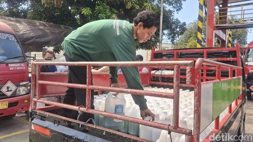 Pertamina Patra Niaga  Jatimbalinus menyiapkan layanan Pertamina Delivery Service (PDS) di Terminal BBM Sanggaran, Denpasar, Bali, Jumat (16/10/2026).