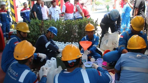 Petugas menyiapkan BBM literan menggunakan jeriken di Depo Pertamina Pesanggaran, Denpasar, Kamis (15/10/2026) siang. (Dok. Pemprov Bali)