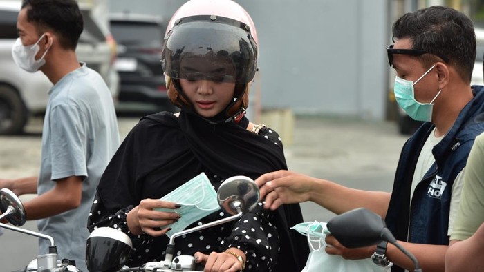 PFI Palu bagikan masker gratis ke pengendara.