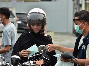 Kualitas Udara Memburuk, PFI Palu Bagikan Masker ke Pengendara