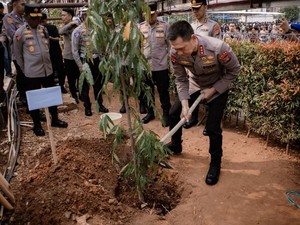 Kapolda Metro Tanam Pohon: Green Policing Harus Dimulai dari Lingkungan Internal