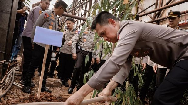 Gaungkan Green Policing, Kapolda Metro Jaya Ajak Personel Peduli Lingkungan, Jumat (16/10/2026). Pada kesempatan itu, Kapolda Metro Jaya Komjen Dadang Hartanto melaksanakan penanaman phon.