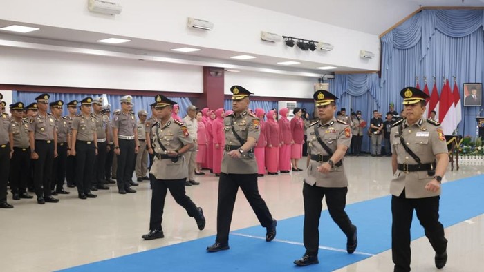 Polda Riau menggelar sertijab Dirlantas dan Kapolresta Pekanbaru, Jumat (16/10/2026). Sertijab dipimpin langsung Kapolda Riau Irjen Arman Achdiat.
