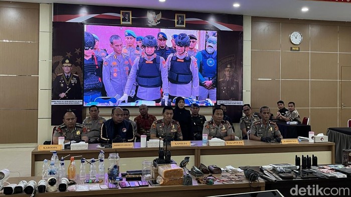 Polda Sultra konferensi pers terkait penggerebekan sarang narkoba di Kampung Salo, Kota Kendari.