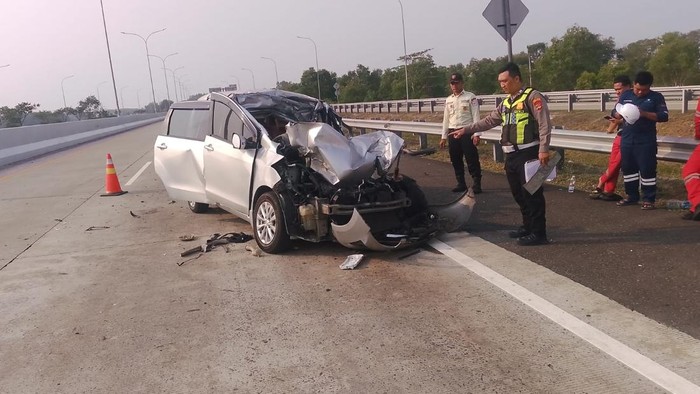 Polisi saat mengevakuasi dan olah TKP kecelakaan di Tol Lampung