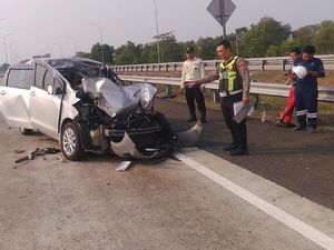 Suzuki Ertiga Hantam Truk Tronton di Tol Lampung, Satu Orang Tewas
