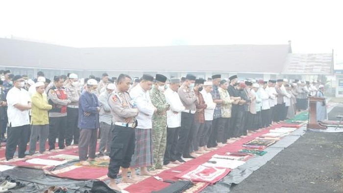 Polres Barsel Salat Istisqa Minta Hujan