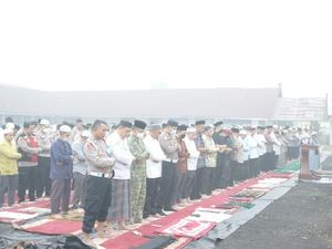 Polres Barsel Salat Istisqa Minta Hujan Saat Kabut Asap Karhutla Melanda