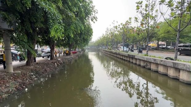 Polres Metro Bekasi Kota turun ke Kali Baru membersihkan eceng gondok, dukung Green Policing, Jumat (16/10/2026).