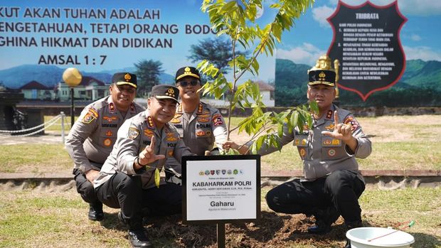 Polri menyiapkan 70 ribu Polisi Khusus Kehutanan untuk memperkuat penanganan karhutla. Sebanyak 586 personel telah dilantik oleh Kabaharkam Polri Komjen Herry Heryawan, Jumat (16/10/2026).