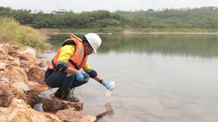 PT Bumi Suksesindo (PT BSI) raih penghargaan sebagai pengguna energi listrik baru terbarukan dari PT PLN