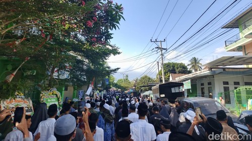 Puluhan ribu santri dan jemaah mengantarkan TGH Lalu Muhammad Turmudzi Badaruddin, ke tempat peristirahatan terakhir di pemakaman keluarga di Desa Bagu, Kecamatan Pringgarata, Lombok Tengah, Nusa Tenggara Barat (NTB), Jumat (16/10/2026). Foto: (Edi Suryansyah/detikBali) Puluhan ribu santri dan jemaah mengantarkan TGH Lalu Muhammad Turmudzi Badaruddin, ke tempat peristirahatan terakhir di pemakaman keluarga di Desa Bagu, Kecamatan Pringgarata, Lombok Tengah, Nusa Tenggara Barat (NTB), Jumat (16/10/2026). Foto: (Edi Suryansyah/detikBali)