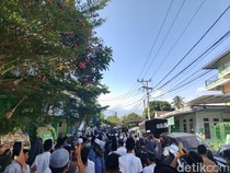 Ribuan Santri Antar Tuan Guru Bagu ke Peristirahatan Terakhir di Lombok Tengah