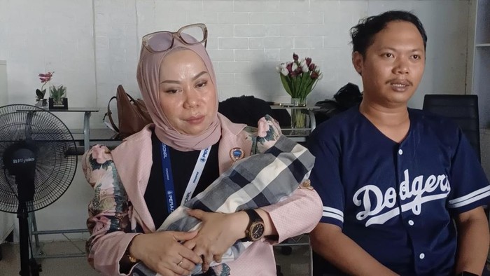 Rahmawati menggendong jasad cucunya di Bone.