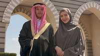 Ratna Galih datang dan menemani Shelby wisuda overseas program di Universitas Islam Madinah. Alhamdulillah setelah LDR-an ketemu juga di wisuda ananda soleh. Shelby masih kelas 8 tapi di sekolahnya ada program belajar pendalaman ilmu Agama dan bahasa Arab langsung di Universitas Islam Madinah, tulisnya dilihat di Instagram, Jumat (16/10/2026). (Foto: dok Instagram ratnagalih)