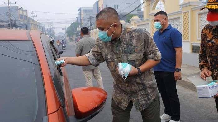 Sekda Palembang bagikan masker ke pengendara