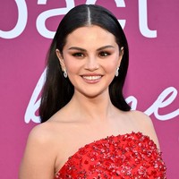 Penyanyi sekaligus pengusaha ini tampil dengan tube dress merah dari koleksi Prada dalam acara yang digelar di Hollywood Palladium, Los Angeles, AS, tersebut. Foto: Variety via Getty Images/Michael Buckner
