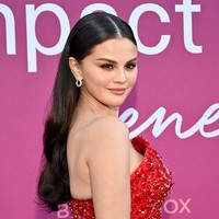 Tatanan rambut dibuat rapi dan licin, memberi kesan elegan. Wajahnya dirias makeup soft glam dengan pulasan lipstik nude pink. Foto: Variety via Getty Images/Michael Buckner