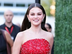 Gaya Selena Gomez Memukau dalam Balutan Gaun Merah Prada di Acara Amal
