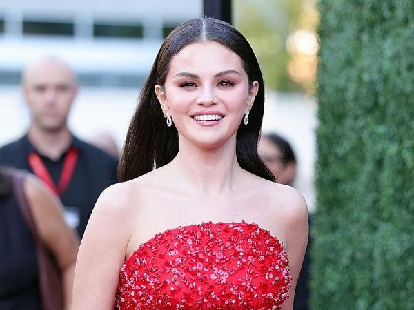 Gaya Selena Gomez Memukau dalam Balutan Gaun Merah Prada di Acara Amal