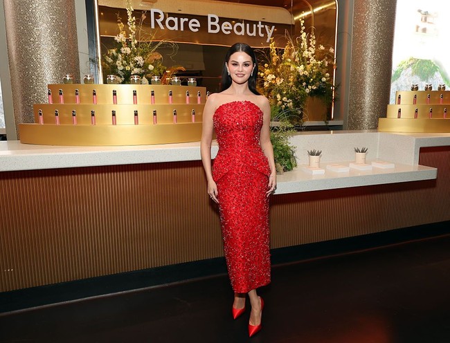 Selena Gomez menghadiri acara yang diinisiasi badan amalnya sendiri, Rare Impact Fund Benefit pada Rabu (14/10). Untuk acara istimewa, wanita 34 tahun ini juga tampil istimewa. Foto: Getty Images for Rare Beauty/Amy Sussman
