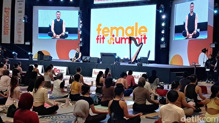 Sesi yoga bersama Anjasmada di Female Fit Summit 2026, Jumat (16/10/2026)
