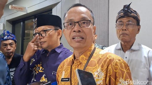 Asisten I Setda Kota Mataram, Lalu Martawang saat diwawancarai, Jumat (16/10/2026).