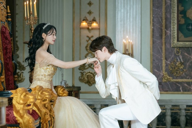 Untuk membalaskan dendamnya, karakter Shin Min Ah menikahi Lee Jong Suk, yang tampil sebagai pangeran ‘playboy’ Heinrey dari Kekaisaran Barat. Foto: dok. Disney+ Hotstar