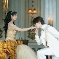 Untuk membalaskan dendamnya, karakter Shin Min Ah menikahi Lee Jong Suk, yang tampil sebagai pangeran ‘playboy’ Heinrey dari Kekaisaran Barat. Foto: dok. Disney+ Hotstar