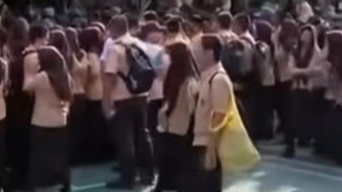 Siswa di SMAN 2 Makassar berkerumun di halaman sekolah terkait kasus pencabulan.