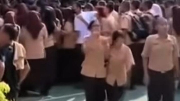 Siswa SMAN 2 Makassar berkumpul di halaman sekolah usai heboh oknum guru lecehkan siswi.