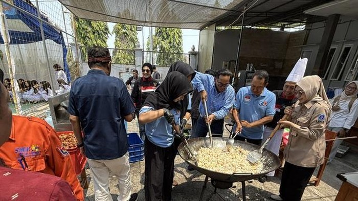 Siswa SMK Kertanegara Wates Kediri bersama chef masak bersama di Hari Pelajar Sedunia