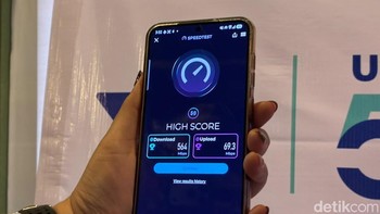 Nah, sampai di rumah makan untuk makan siang di Hook Omah Sinten di jalan Diponegoro, Keprabon, Banjarsari, kita speed test lagi. Hasilnya wadidaw, 564 Mbps untuk download dan 69,3 Mbps untuk upload. Foto: Aisyah Kamaliah/detikINET