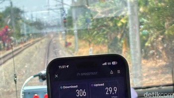 Pukul 11.55 WIB, 306 Mbps (download) dan 29,9 Mbps (upload) sudah cukup banget untuk berbagi video dan foto secara cepat. Foto: Aisyah Kamaliah/detikINET