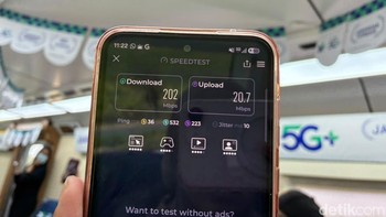 Ketika masuk ke Kereta Inspeksi menuju Solo, sinyal 5G XLSmart terasa banget kencangnya. Pukul 11.22 WIB saat kereta baru berjalan, 202 Mbps untuk download dan 20,7 Mbps untuk upload sudah dikantongi. Foto: Aisyah Kamaliah/detikINET