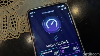 Tidak lama berselang tes lagi ah, pakai Ookla Speed Test. Hasilnya 388 Mbps (download) dan 50,4 Mbps (upload). Foto: Aisyah Kamaliah/detikINET
