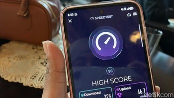Sampai di Stasiun Tugu, kita tunggu jadwal keberangkatan kereta dengan santai di lounge. Pukul 08.52 WIB, hasil speed test menunjukkan angka 325 Mbps untuk download dan 46,7 Mbps untuk upload.Foto: Aisyah Kamaliah/detikINET