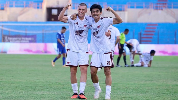 Stefan Jevtovski mencetak gol kedua PSM Makassar ke gawang PSIM Yogyakarta.