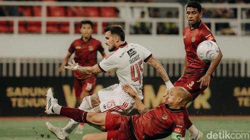 Striker Marko Dugandzic (jersey putih) dihadang bek Java United, Gustavo Franca. Bali United kalah 3-2 di Stadion Jatidiri, Semarang, Jumat (16/10/2206).