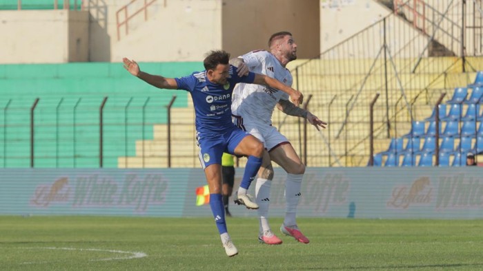 Striker PSM Makassar Lars Veldwijk berduel dengan bek PSIM Yogyakarta dalam laga di Stadion Sultan Agung.
