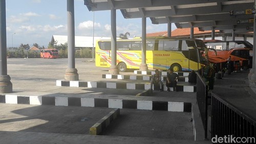 Suasana di Terminal Mengwi, Badung, Bali makin lengang dibandingkan hari biasanya, Jumat (16/10/2026).